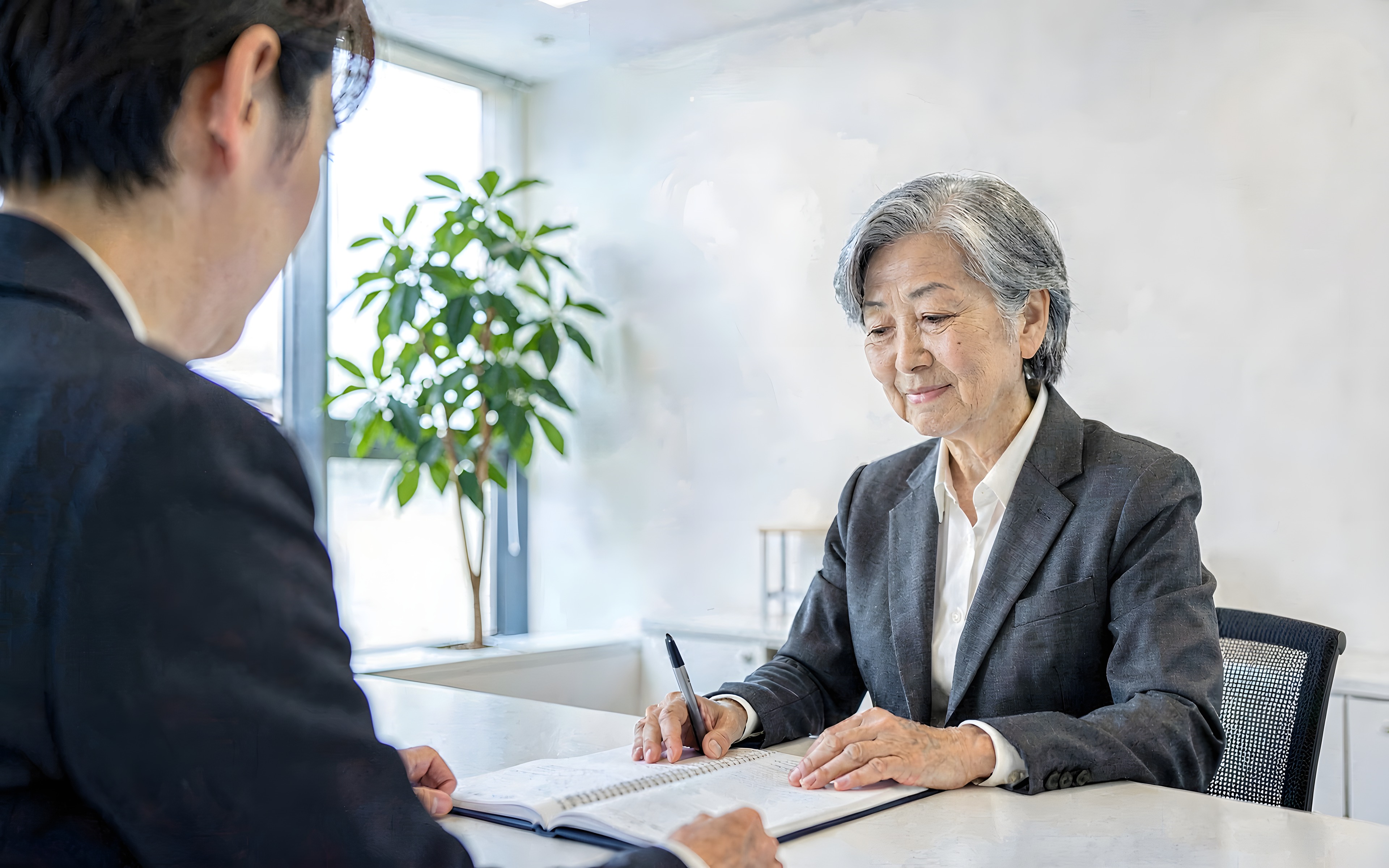 書類⁠を確認している様子
